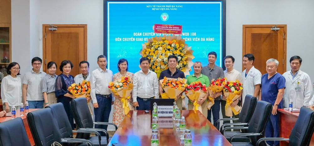 Bi thu Thanh uy Da Nang tang hoa cam on Benh vien Trung uong Quan doi 108 da ho tro Benh vien Da Nang thuc hien thanh cong ca ghep gan dau tien. Anh: Xuan Quynh
