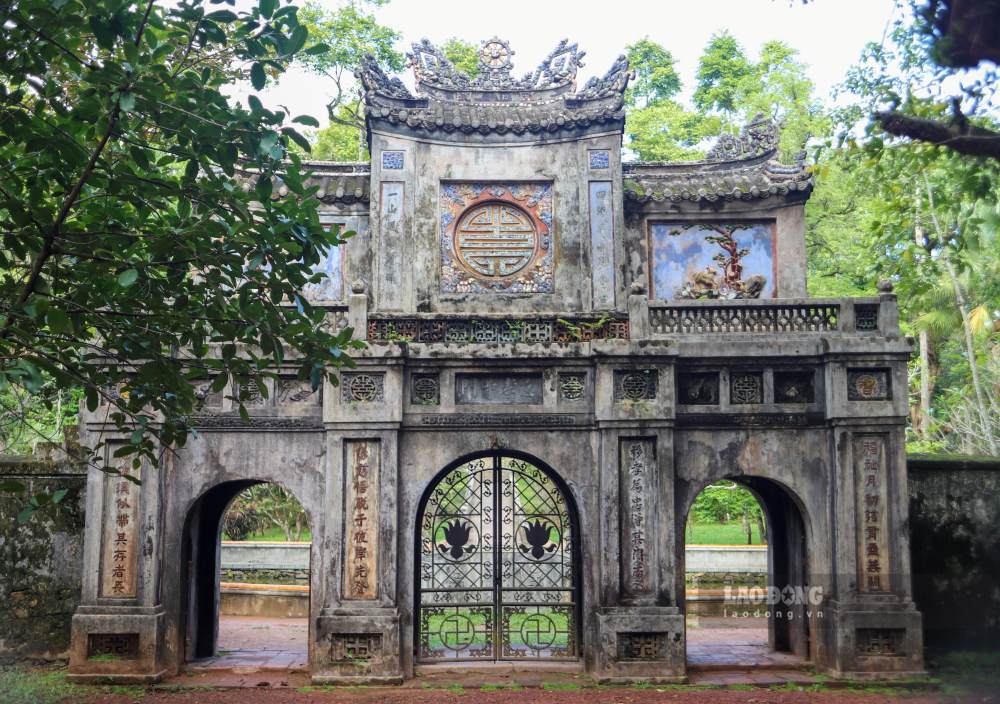 Toa lac ben duong Le Ngo Cat (phuong Thuy Xuan, TP Hue) chua Tu Hieu la mot trong nhung ngoi co tu co nien dai lau doi tai Hue.