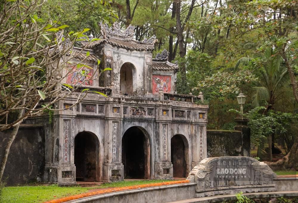 An tuong dau tien khi buoc vao ngoi chua la hinh anh cong Tam Quan - la mot cong trinh kien truc dac trung trong van hoa Phat giao Viet Nam. Cong gom ba cua, mot cua chinh rong o giua va hai cua phu nho hon hai ben, tao thanh hinh “tam” (ba) trong chu Han.