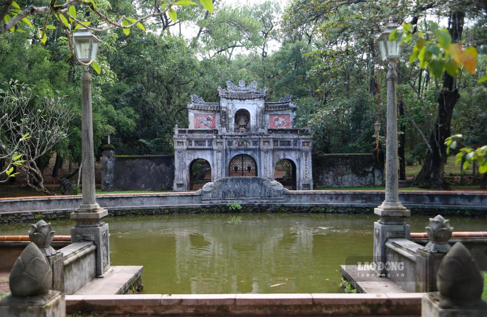 Ngay truoc con duong lat gach de vao chanh dien to dinh Tu Hieu la mot ho ban nguyet trong sen va nuoi ca.