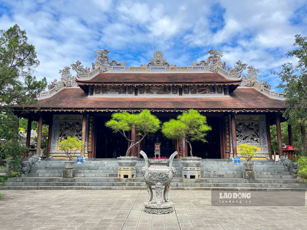 Chanh dien duoc xay dung theo loi kien truc truyen thong cua cac chua Hue thoi Nguyen. Gian chanh dien la noi tho Phat, duoc trang tri tinh xao voi cac hoa tiet rong phuong, hoa sen va cac bieu tuong Phat giao khac.