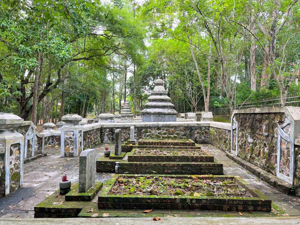 Dac biet, khu mo phan cua cac thai giam trieu Nguyen, duoc chon cat, nam yen giua doi thong ben trong khuon vien ngoi co tu nay.