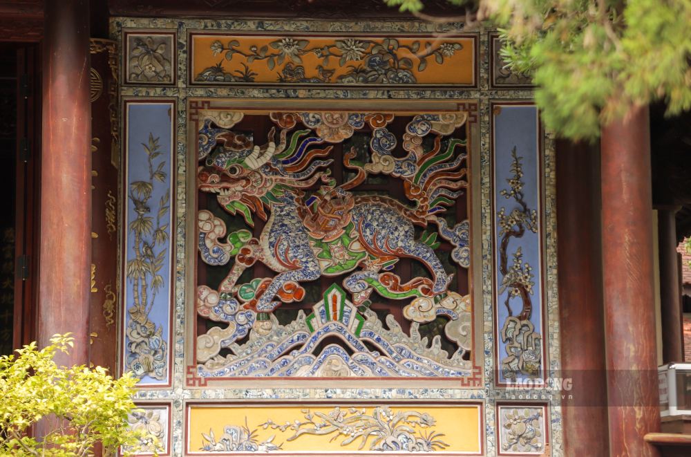 To dinh Tu Hieu la su ket hop hai hoa giua kien truc co va khung canh thien nhien binh di. Tham quan o day nhu lac vao chon bong lai, mang lai cam giac thoai mai, tinh tam, nhe nhom.