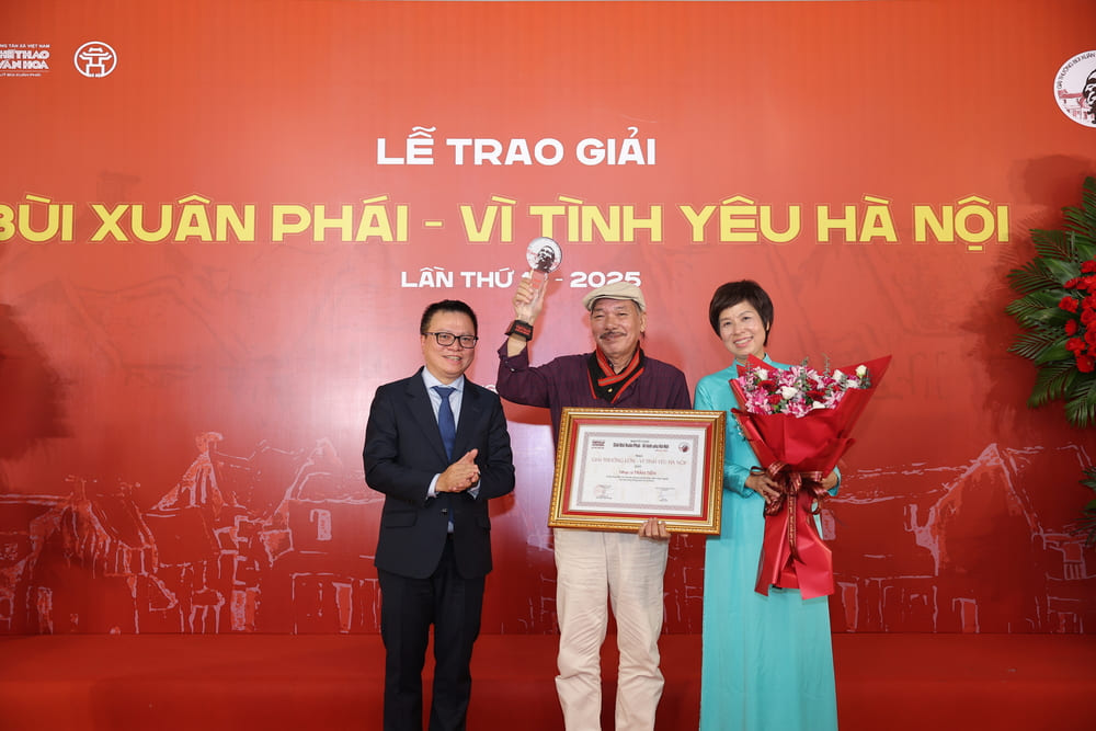 ミュージシャンのトラン・ティエンは、ハノイへの愛のために素晴らしい賞を受賞しました。写真：組織委員会