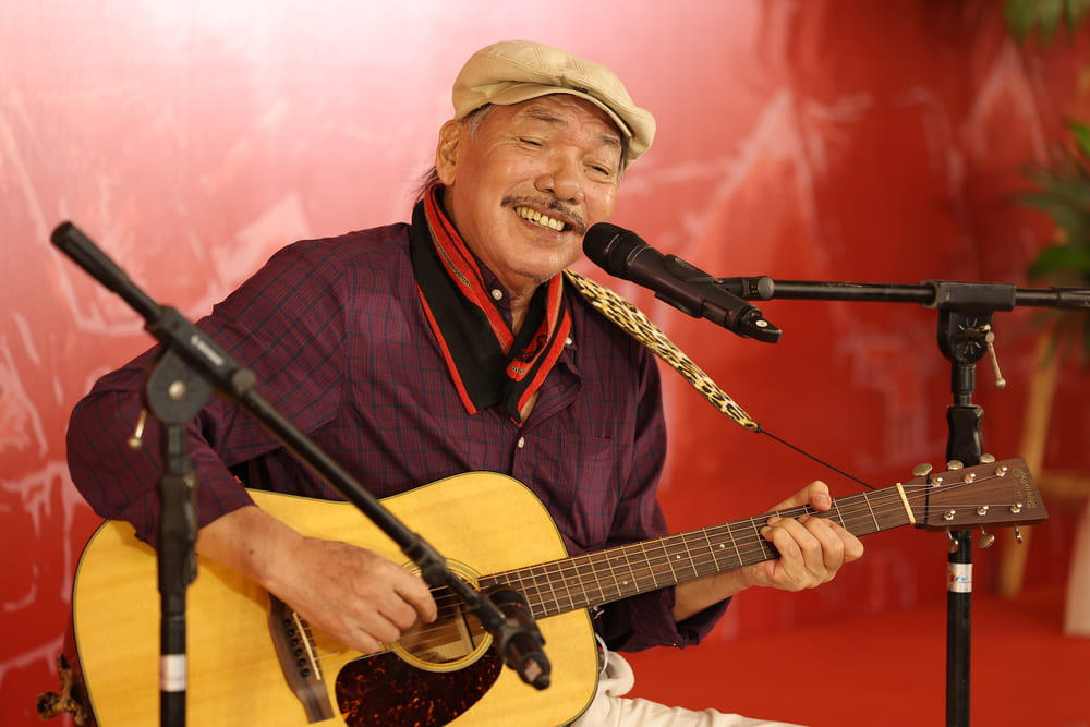 Nhac si Tran Tien xuc dong chia se rang, mo sang tac “Toi nho nhung mai toc dai Ha Noi, nho doi guoc go vao ngo vang. Toi khong phai nguoi nhac si sang tac ve Ha Noi. Toi chi viet nhung gi toi nho, toi thuong, toi yeu, nhung khong ngo nhung bai hat do den voi khan gia va giup toi co vinh du hom nay“, nhac si noi.