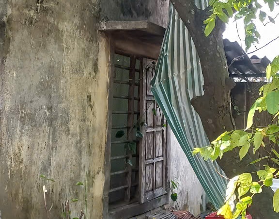 Mai ton cua gia dinh chi Trang bi toc sau bao so 10. Anh: Ha Trang