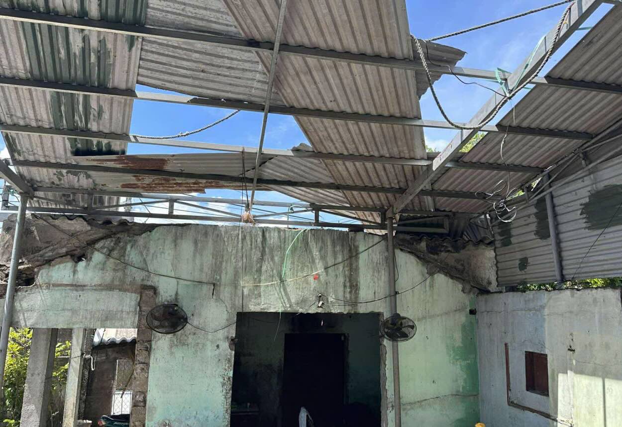 La tempete n° 10 qui a traverse a endommage la maison de Mme Trang. Photo : Xuan Trang