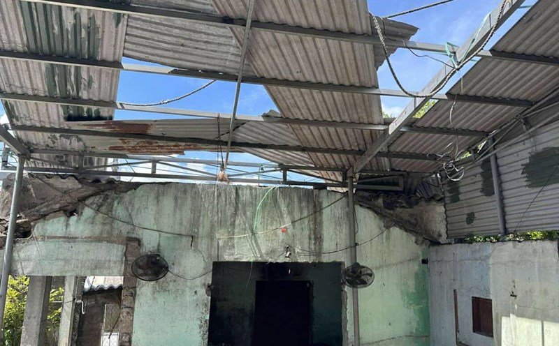 Storm No. 10 passed, damaging Ms. Trang's house. Photo: Xuan Trang