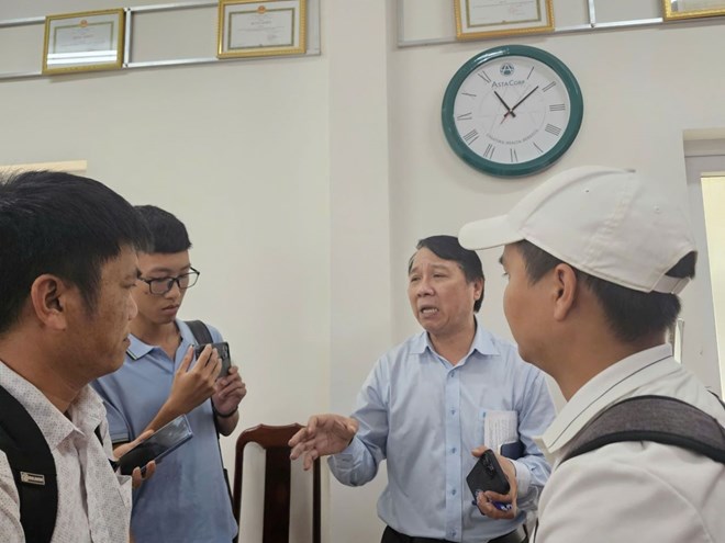 Mr. Nguyen Dang Giap burst into tears when sharing about the kidney stone problem when the machine failed. Photo: Thanh Quynh