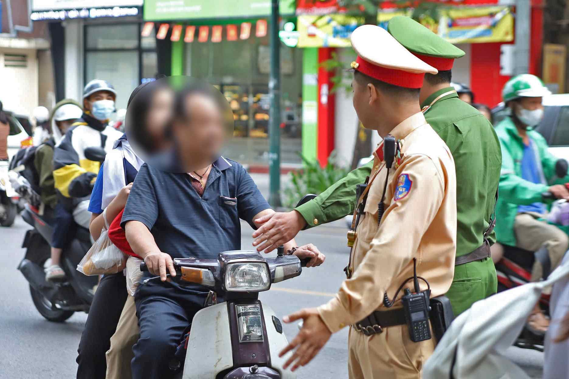 多くの親は、道路交通法を遵守するという点で子供たちに模範を示すことができません。写真：センチュリー