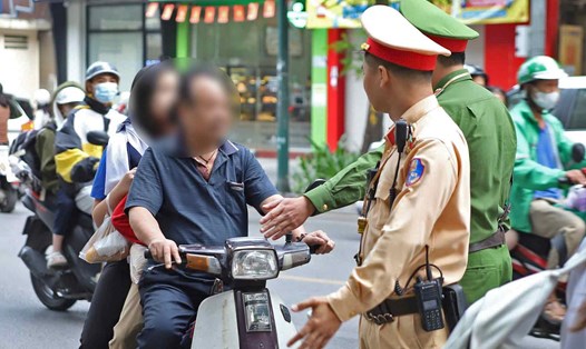 Nhiều phụ huynh chưa thật sự nêu gương cho con trong chấp hành Luật Giao thông đường bộ. Ảnh: Thế Kỷ