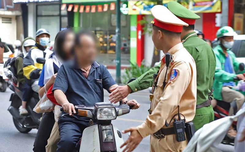 Many parents have not really set an example for their children in complying with the Road Traffic Law. Photo: The Ky