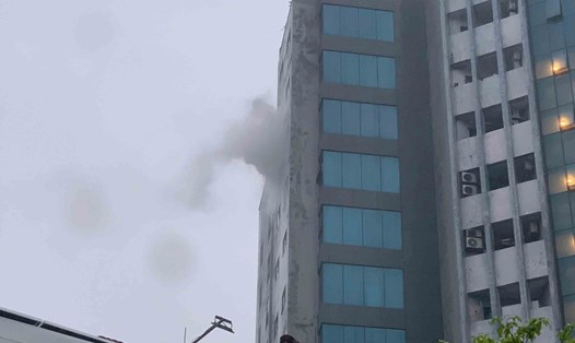Khói bốc ra từ căn hộ bị cháy thuộc chung cư Winhouse Hàm Nghi Hà Tĩnh sáng 30.10. Ảnh: Trần Tuấn.