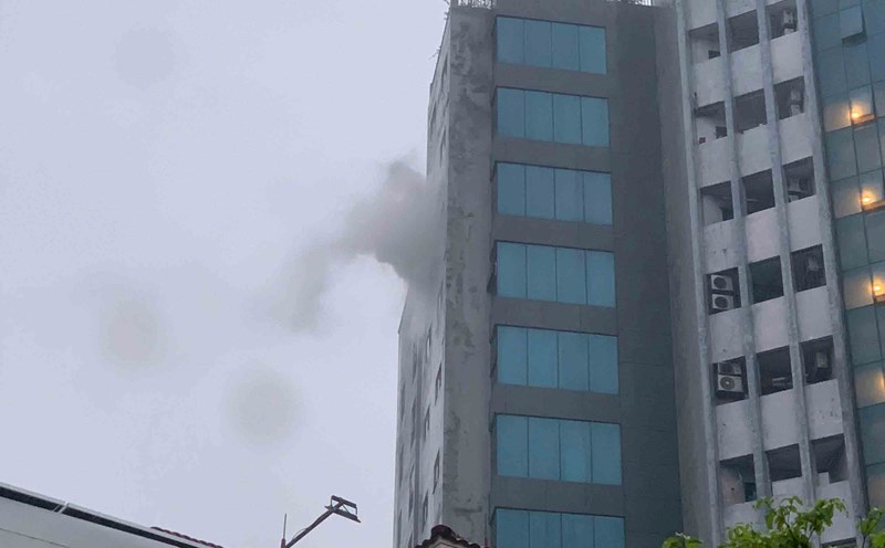 Smoke issued from the burned apartment in Winhouse Ham Nghi Ha Tinh apartment building on the morning of October 30. Photo: Tran Tuan.