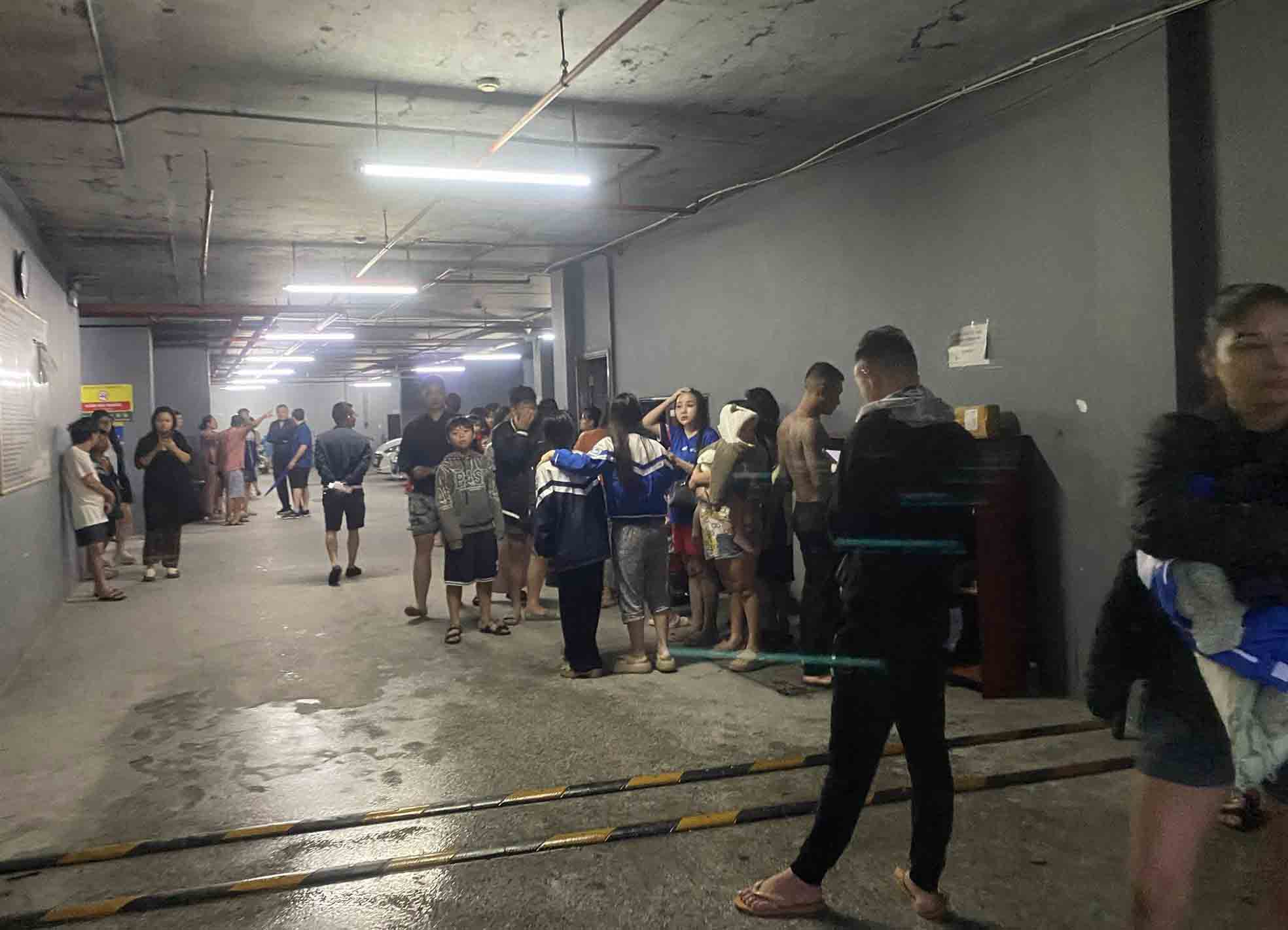 Nhieu cu dan di chuyen xuong tang ham de dam bao an toan. Anh: Hoang Quang.