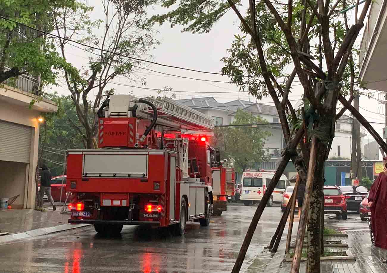 Xe cuu hoa den dap lua. Anh: Tran Tuan.