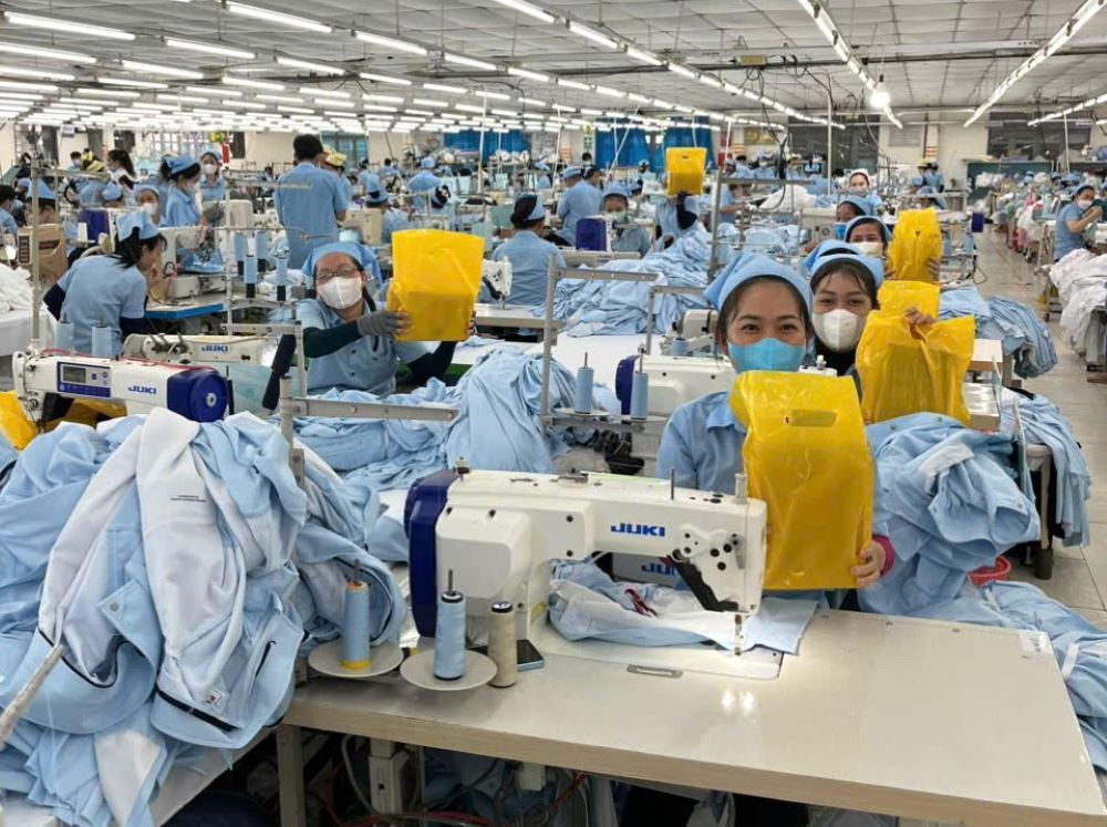 Cong doan co so tang qua 20.10 cho toan bo cong nhan, lao dong cong ty. Anh: Pham Duy 