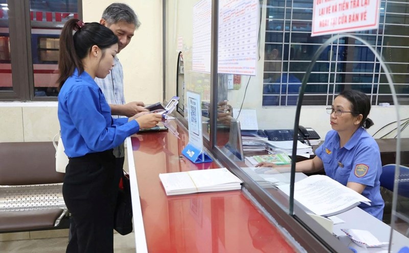 Railway Transport Joint Stock Company adjusts the running time of HP15 train departing from Hai Duong station and reduces monthly ticket prices for passengers. Photo: Hai Phong Portal