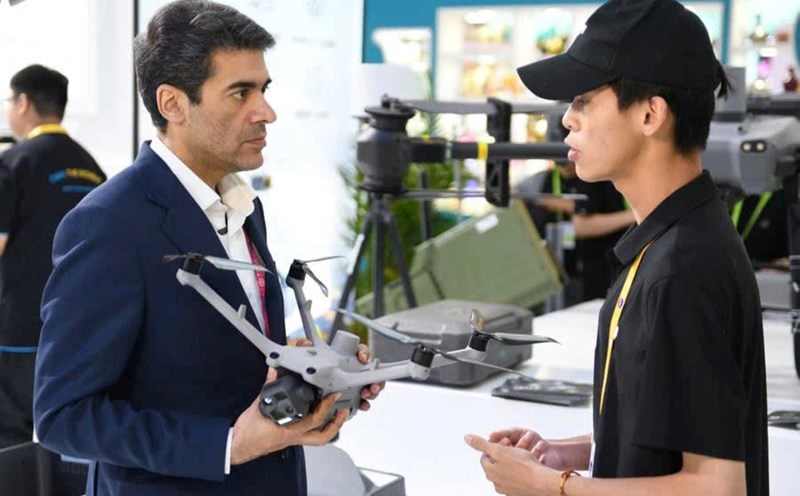 The Shenzhen government (China) has established hundreds of public-private funds to invest in startups. In the photo is a DJI employee - a drone startup in Shenzhen introducing the product to customers, on April 15, 2025. Photo: Xinhua