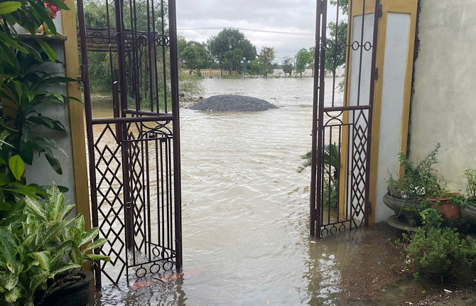 大雨により、ル トゥイ コミューンの多くの場所が深い浸水に見舞われました。写真: グエン・リエン