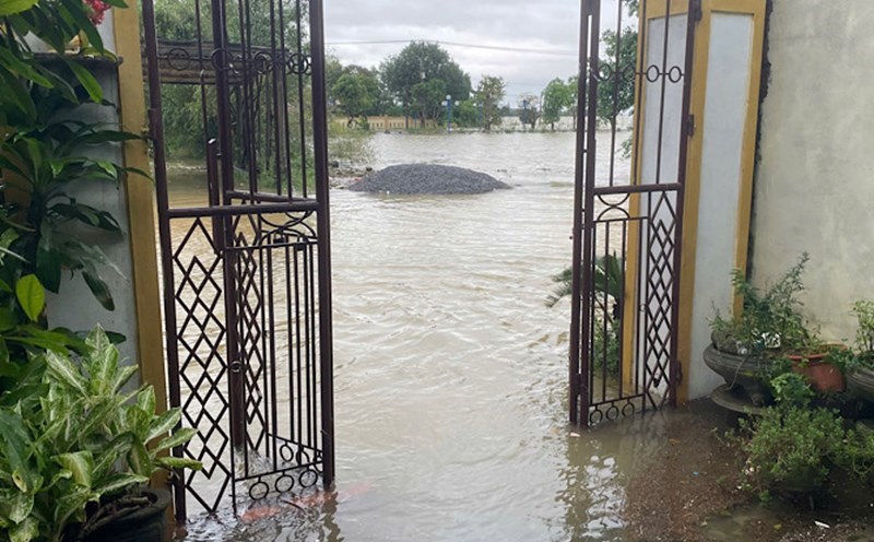 Heavy rain caused many places in Le Thuy commune to be deeply flooded. Photo: Nguyen Lien