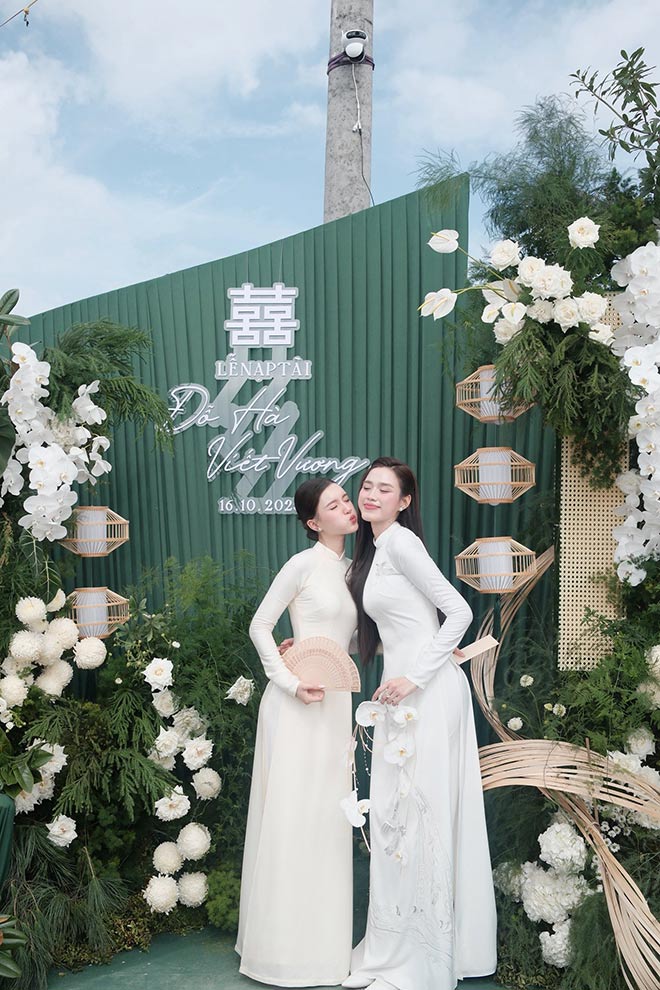 Hoang Tu Quynh la phu dau va xach vali cho Do Thi Ha khi nang hau ve nha chong. Anh: Nghe si cung cap