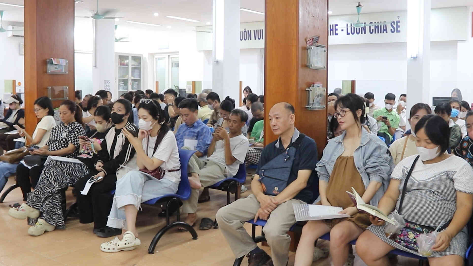 Hanoi workers proactively learn a trade and find new jobs after streamlining the payroll. Photo: Hoang Khoi