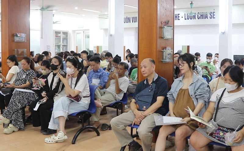 Hanoi workers proactively learn a trade and find new jobs after streamlining the payroll. Photo: Hoang Khoi