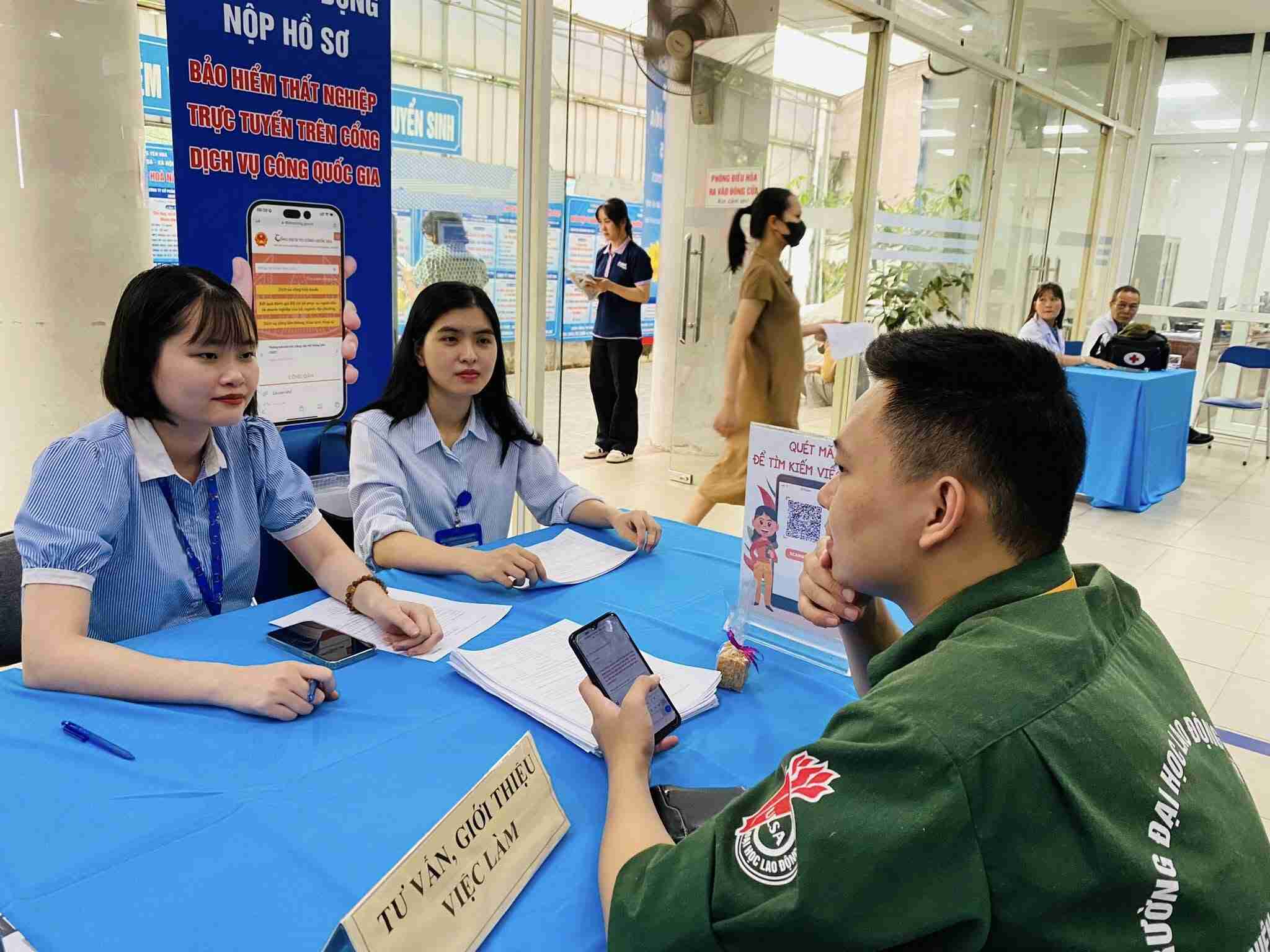 Hon 50 doanh nghiep tham gia tuyen dung, mang den co hoi viec lam cho hang nghin lao dong o nhieu linh vuc. Anh: Hoang Khoi 