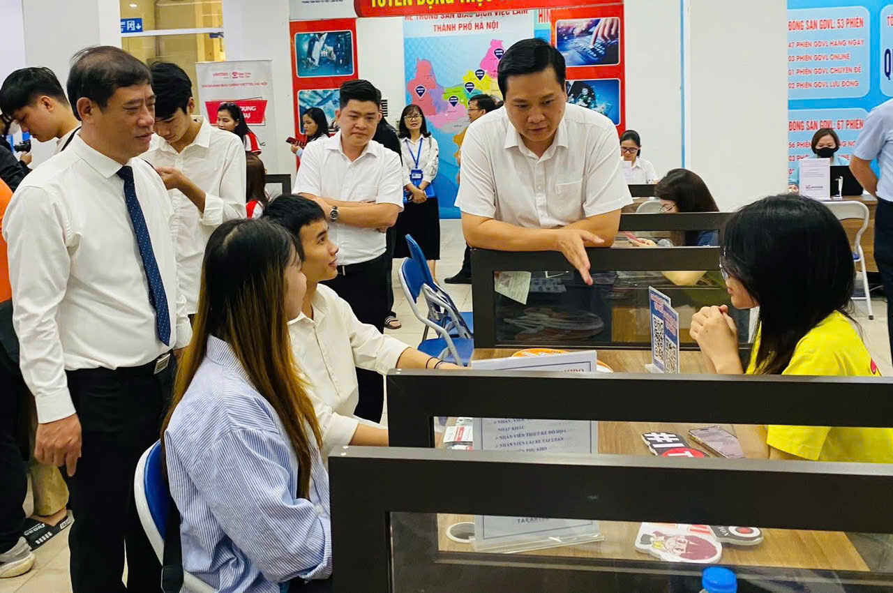 Nguoi lao dong tham gia Ngay hoi tu van va giao dich viec lam phuong Yen Hoa, Ha Noi. Anh: Hoang Khoi 