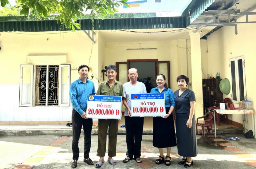 Authorized by TKV Trade Union, Cao Son Coal Joint Stock Company Trade Union awarded support funds to build and repair Trade Union Shelters for workers' families in August 2025. Photo: Hai Yen