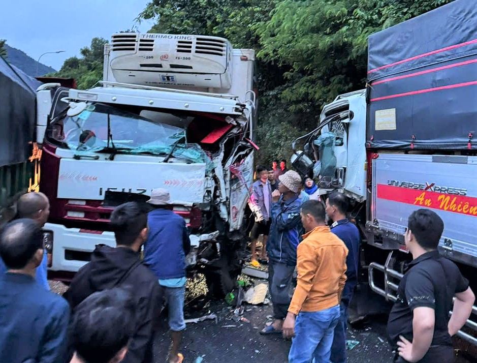 Scene of the traffic accident between 2 trucks on Bao Loc Pass (Lam Dong). Photo: Nguyen Quan