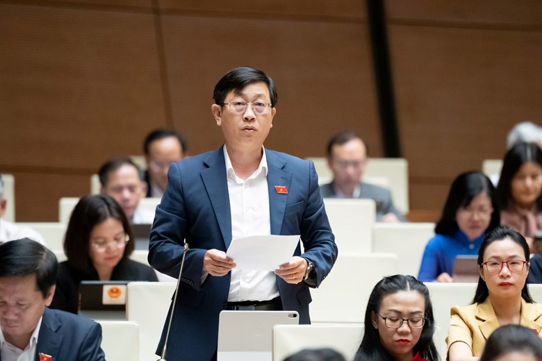 Delegate Nguyen Huu Thong (Lam Dong Delegation) proposed to increase the number of Vice Chairmen of Commune People's Committees. Photo: Quochoi.vn