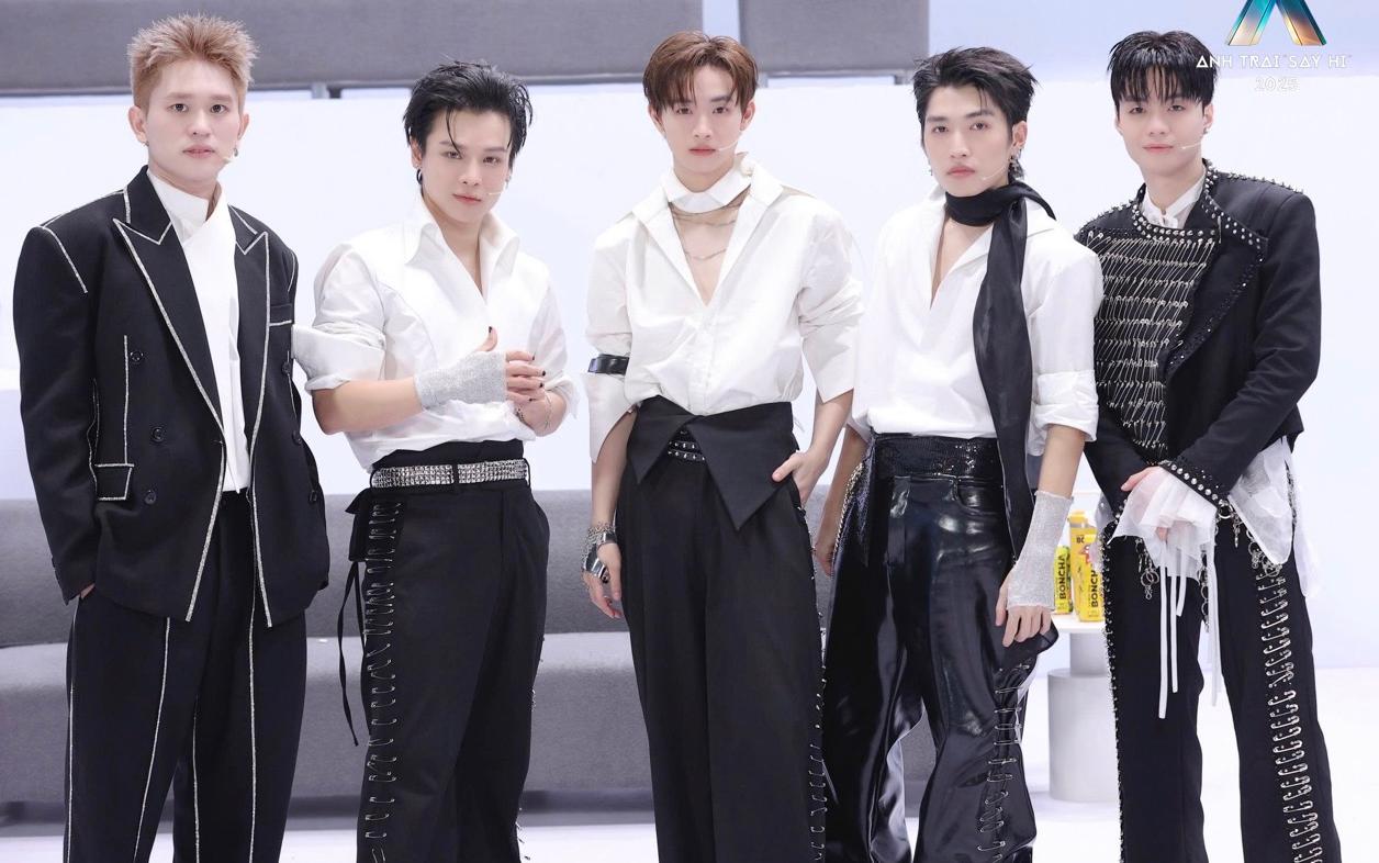 The Say Hi Brother group prepares for episode 7. Photo: VieON.