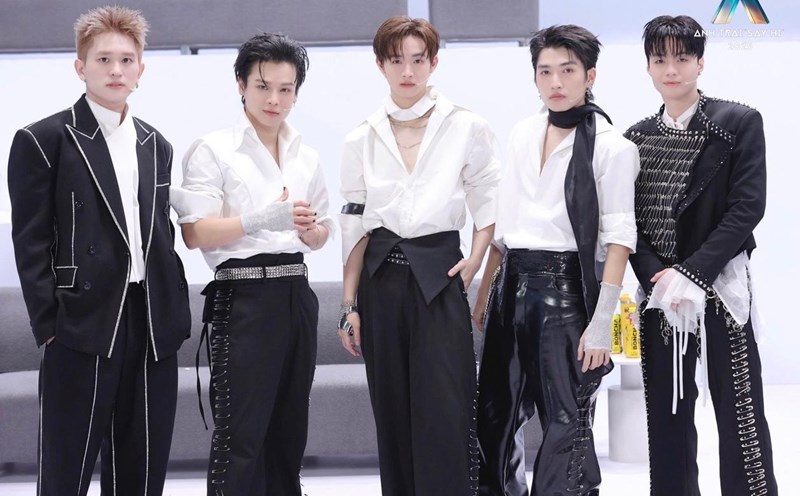 The Say Hi Brother group prepares for episode 7. Photo: VieON.