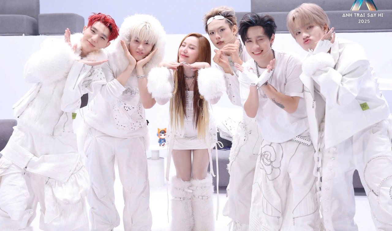 Dan Anh trai say hi. Anh: VieON.