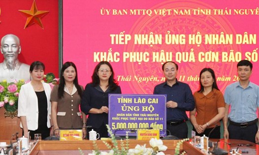 Bà Giàng Thị Dung - Chủ tịch Ủy ban Mặt trận Tổ quốc Việt Nam tỉnh Lào Cai trao hỗ trợ tỉnh Thái Nguyên khắc phục hậu quả thiên tai. Ảnh: Bảo Nguyên