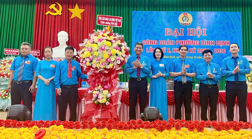 Vice President of the Vietnam General Confederation of Labor Huynh Thanh Xuan, on behalf of the Vietnam General Confederation of Labor, presented flowers to congratulate the Binh Dinh Ward Trade Union. Photo: Nhat Vu