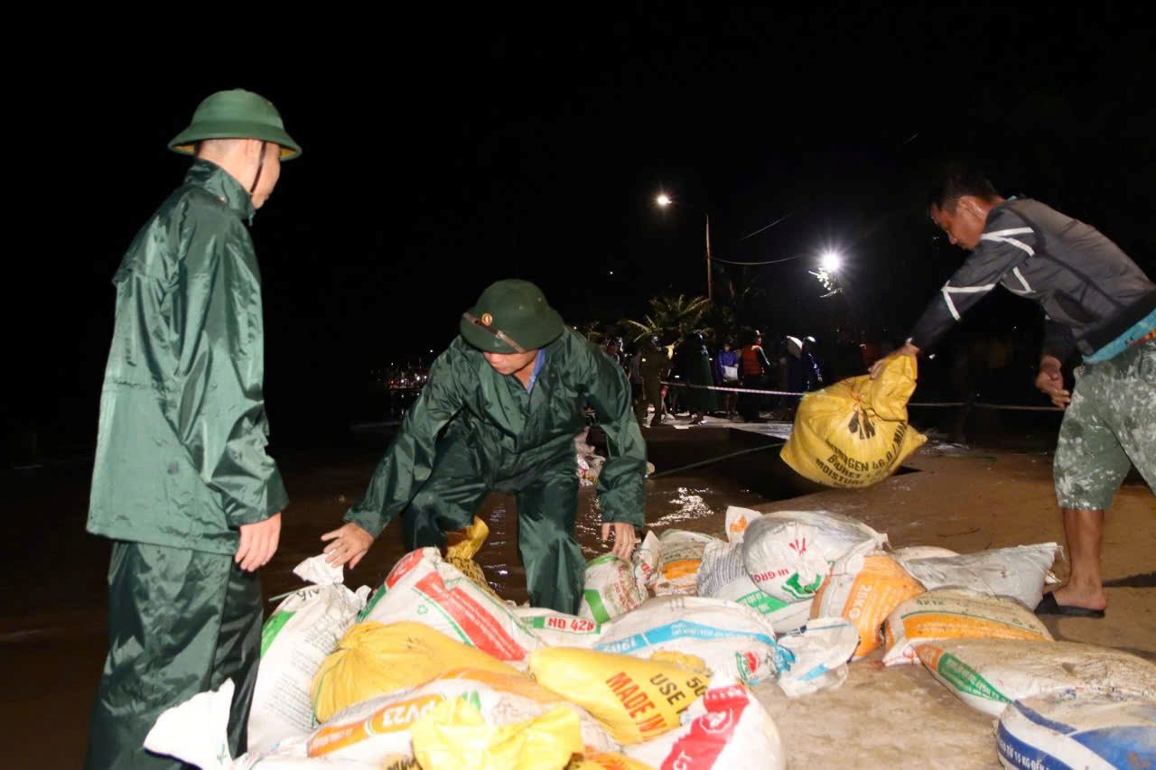 Xuyen dem cuu bo ke, bao ve tren 300 ho dan cuoi song Thu Bon. Anh: Quang Hung.