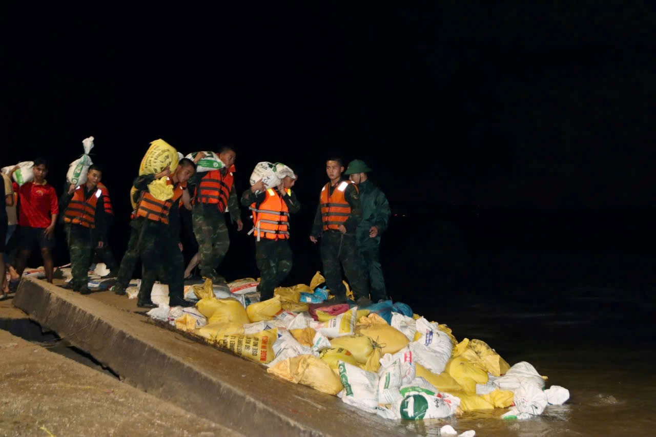 Thousands of people participated in rescuing the An Luong sea embankment in Duy Nghia - the end of Thu Bon river, Da Nang. Photo: Quang Hung