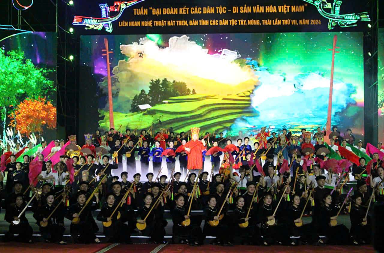 2025년 '민족 대단결 - 베트남 문화 유산 주간'은 하노이에 있는 베트남 민족 문화 관광 마을에 활기찬 분위기를 가져올 것입니다. 사진: 레 뚜옌