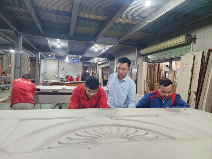 Mr. Nguyen Van Thiet (2nd from right) guides workers to work. Photo: Character provided