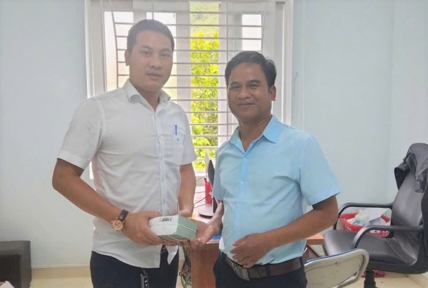 カインホア省タイカンソンコミューンの祖国戦線委員会の専門家、ボー・ボー・トゥアット氏は5億ドンを返還した。写真: Tay Khanh Son コミューン