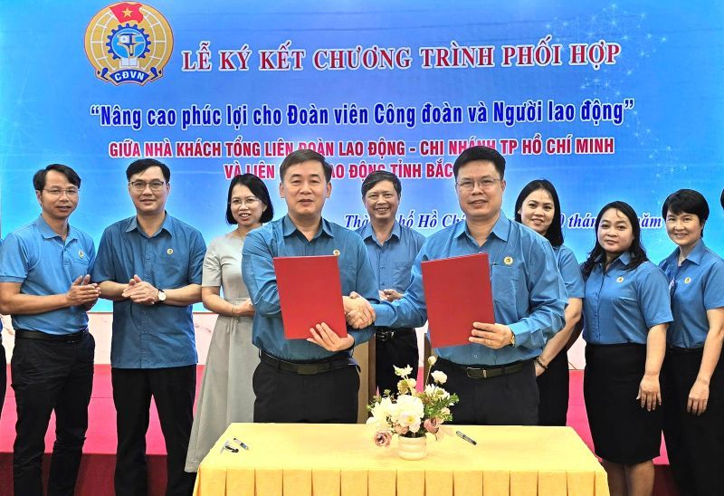 Representatives of the General Confederation of Labor Guest House - Ho Chi Minh City Branch and the Bac Ninh Provincial Federation of Labor signed a coordination program "Improving the welfare of union members and workers". Photo: Nam Duong