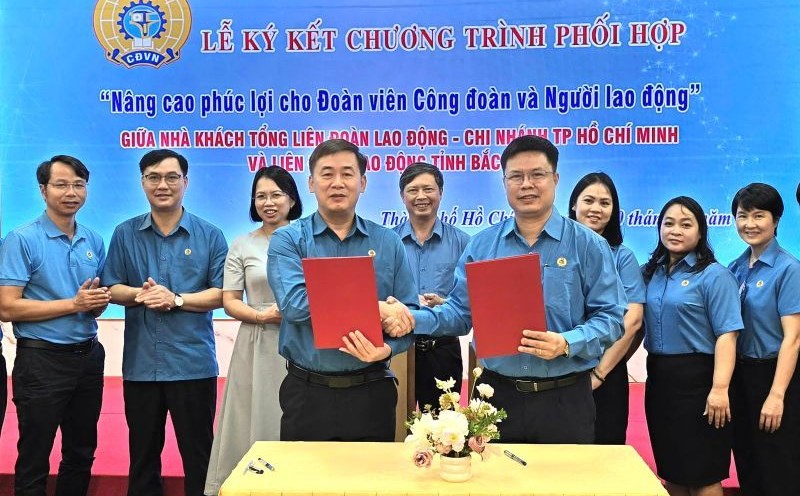 Representatives of the General Confederation of Labor Guest House - Ho Chi Minh City Branch and the Bac Ninh Provincial Federation of Labor signed a coordination program "Improving the welfare of union members and workers". Photo: Nam Duong