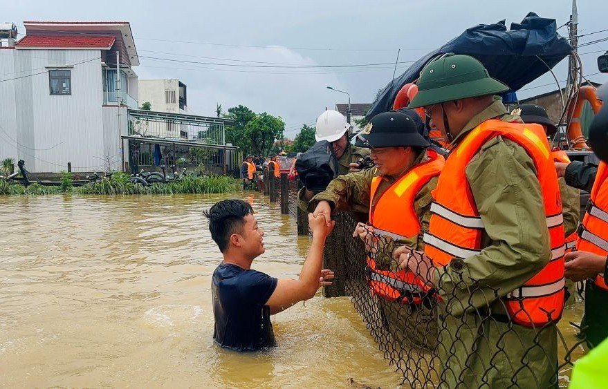 Pho Thu tuong Tran Hong Ha truc tiep tham, dong vien va tang nhu yeu pham can thiet cho ba con vung lu TP Da Nang. Anh: Van Toan