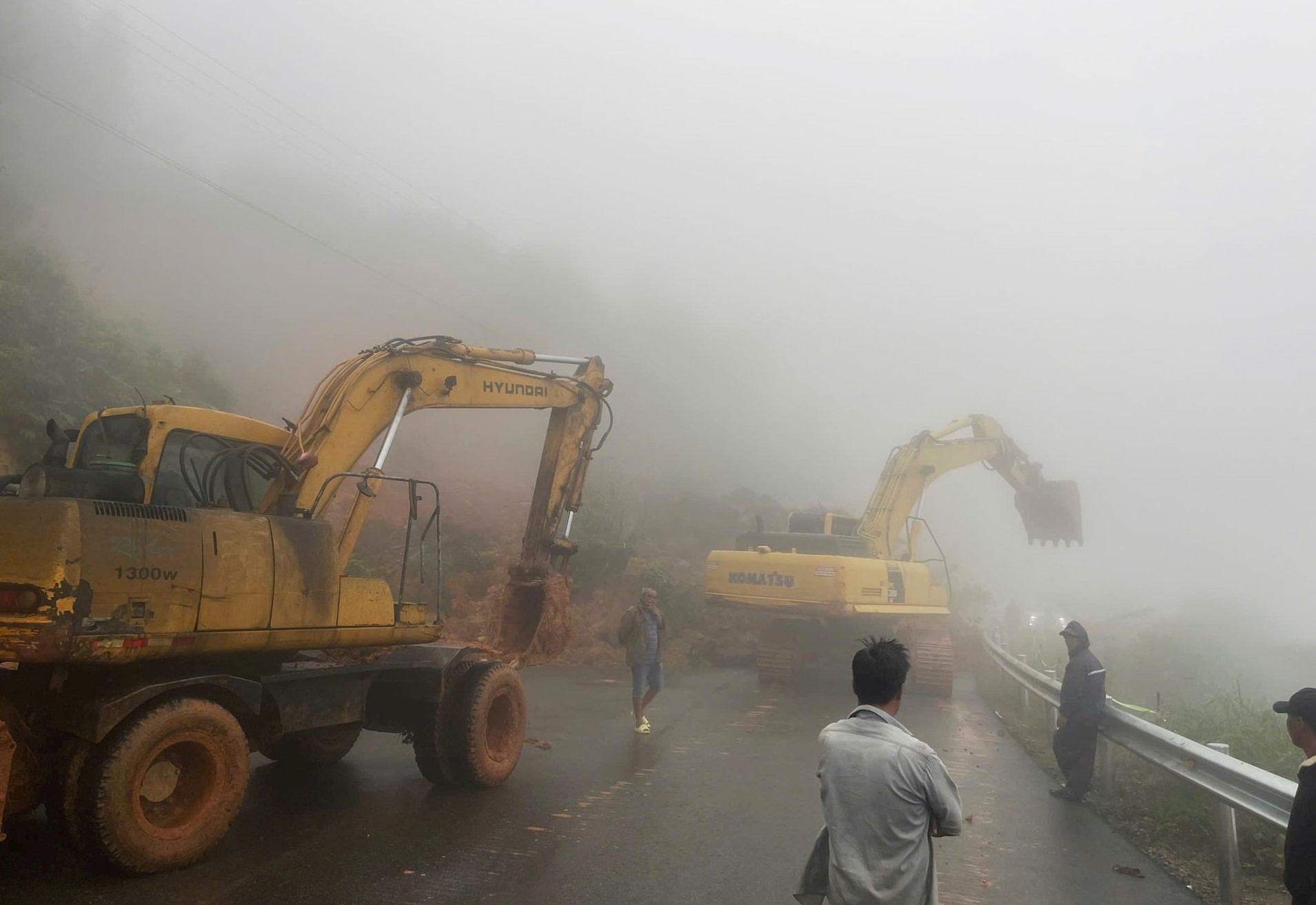 Cac luc luong, phuong tien tham gia khac phuc sat lo tren deo Dai Ninh. Anh: Phuc Khanh