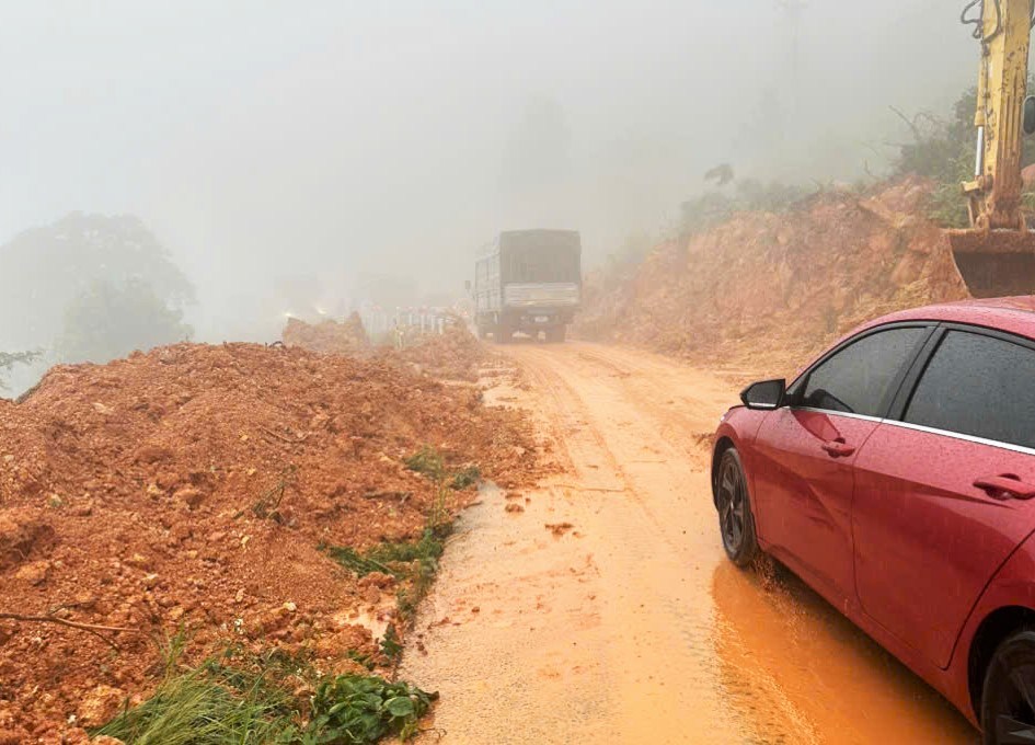 ラムドン省の高速道路28Bのダイニン峠は、土砂崩れによる2時間の渋滞を経て通行を再開した。写真: フック・カーン
