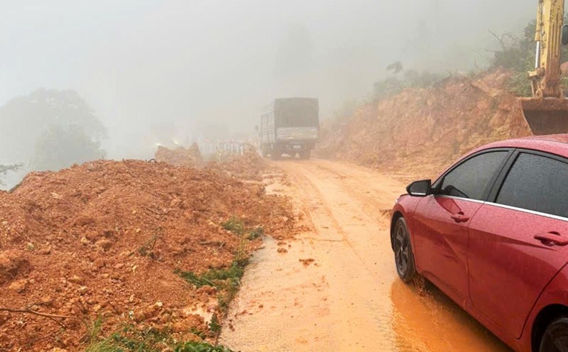 Dai Ninh Pass on National Highway 28B of Lam Dong province has reopened to traffic after 2 hours of congestion due to landslides. Photo: Phuc Khanh