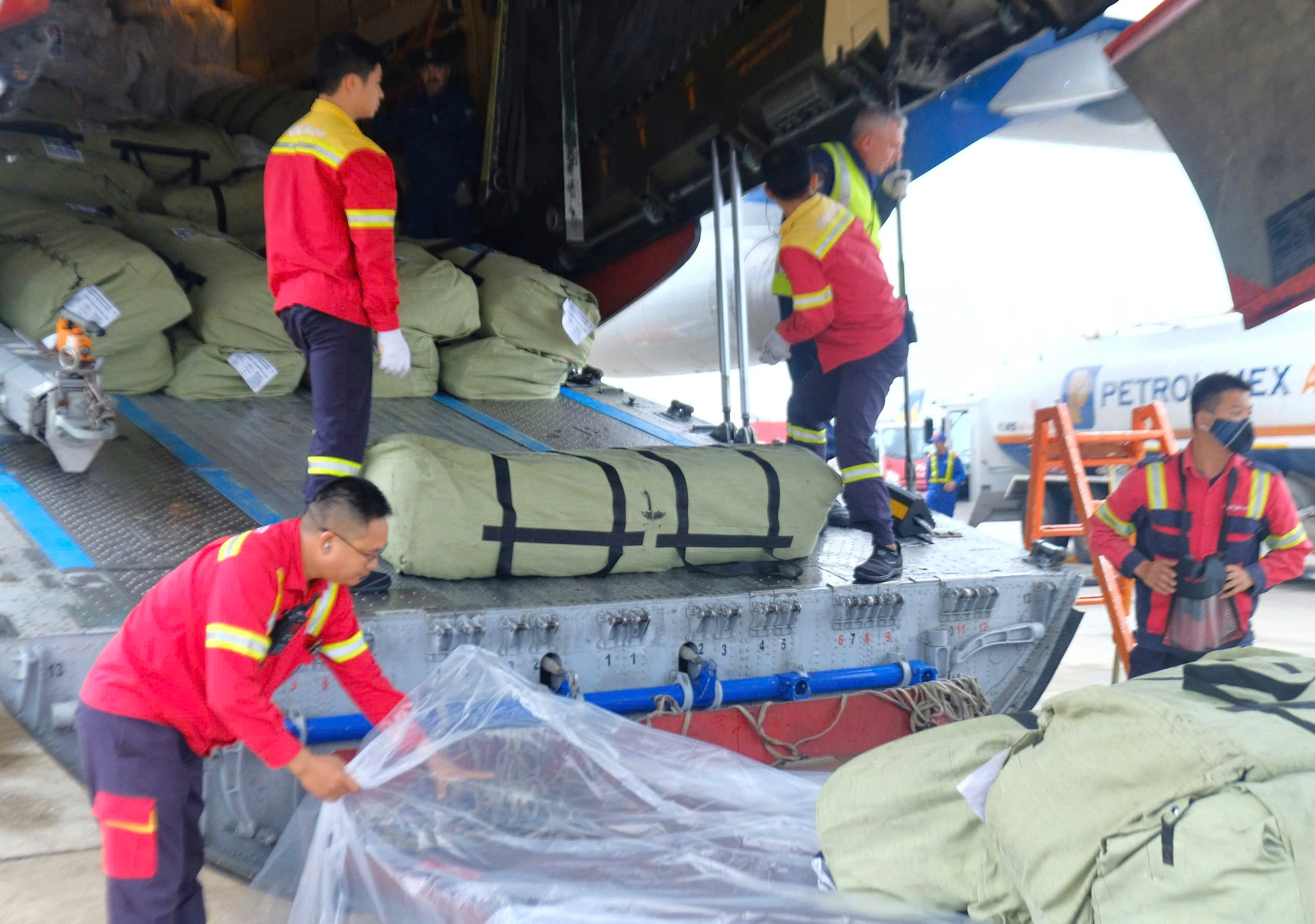 Dai su Lien bang Nga tai Viet Nam Gennady Bezdetko da trao so hang vien tro tren cho ong Nguyen Truong Son, Pho Cuc truong Cuc Quan ly de dieu va Phong, chong thien tai. Anh: Cuc Quan ly de dieu va Phong, chong thien tai